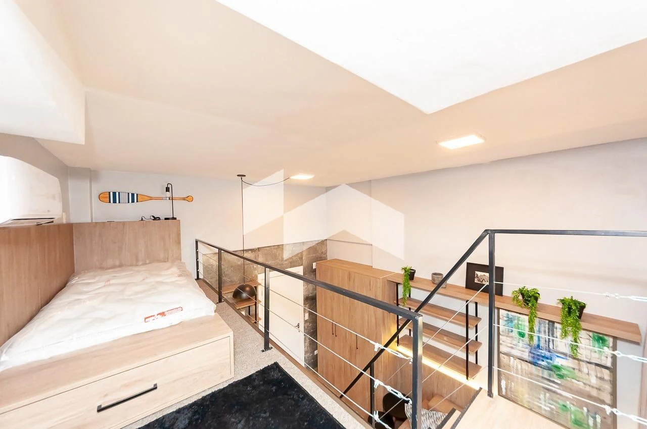 Furnished studio, 21 m², with wood or laminate floors — photo 5