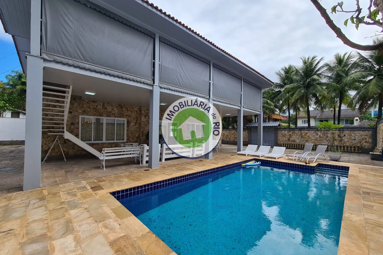 House with 5 bedrooms and 5 bathrooms plus 4 parking spaces — photo 43