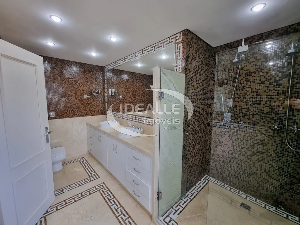 Rental house with 5 bedrooms and 6 bathrooms — photo 25