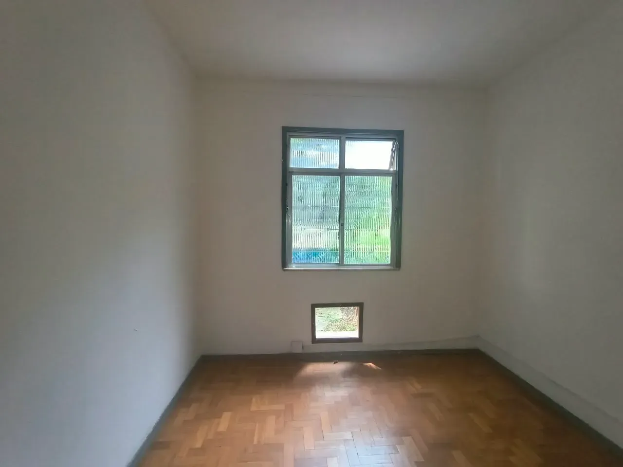 Apartment on the 2nd floor with wood or laminate floors — photo 3