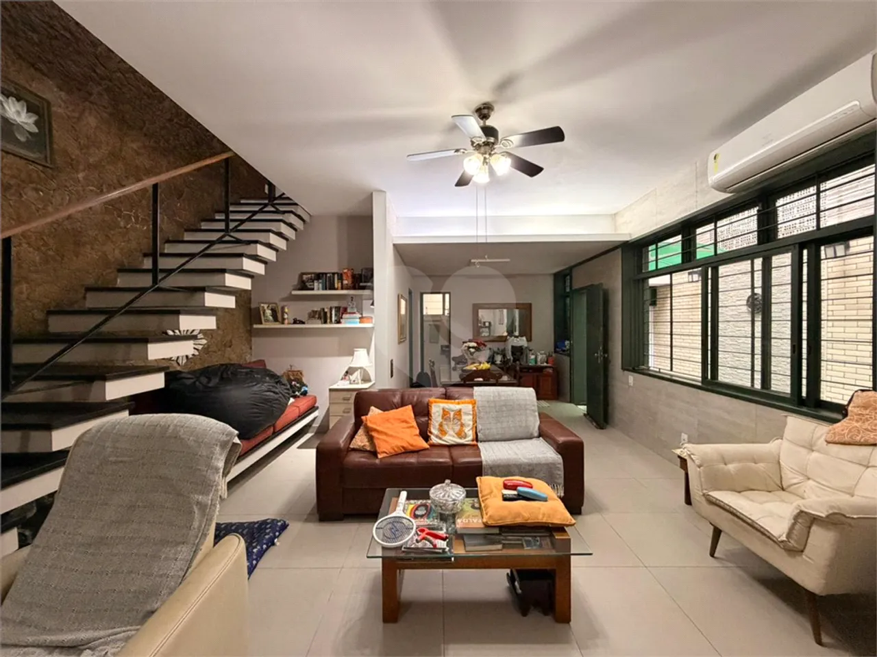 Casa com 5 quartos e 5 banheiros, varanda e janelas amplas — photo 2