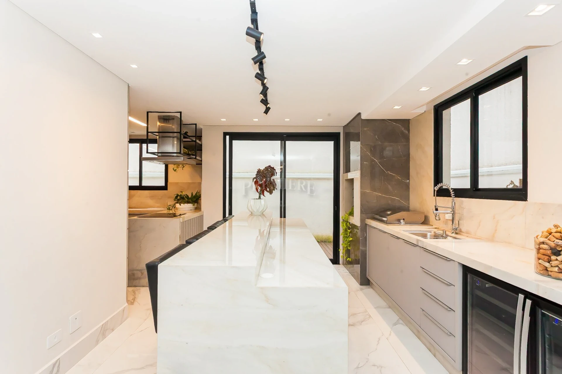 4-bedroom house with a home office in Curitiba — photo 10