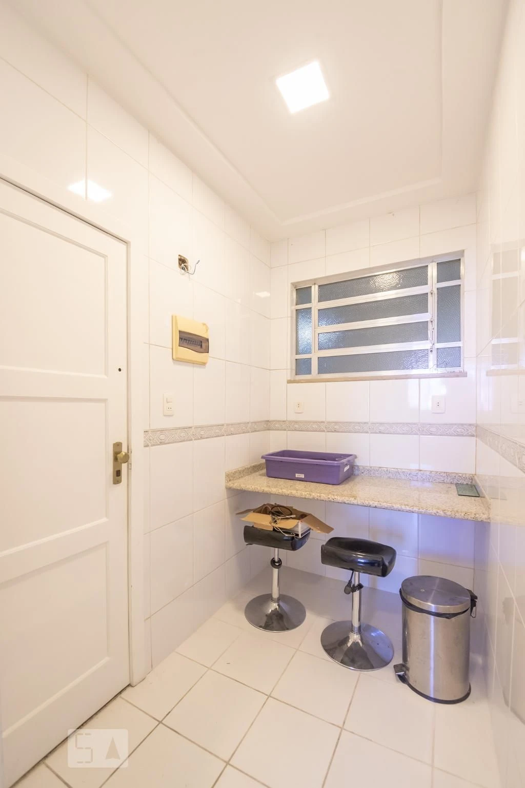 1-bedroom suite apartment with a gas stove kitchen — photo 8