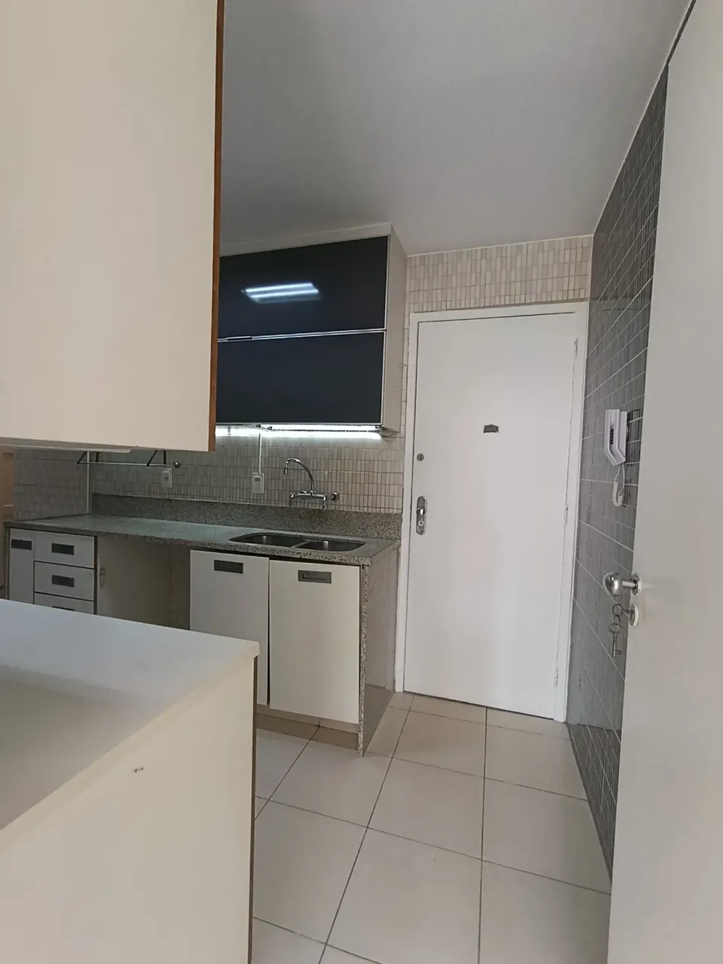 Unfurnished apartment with 3 bedrooms and 1 bathroom — photo 29