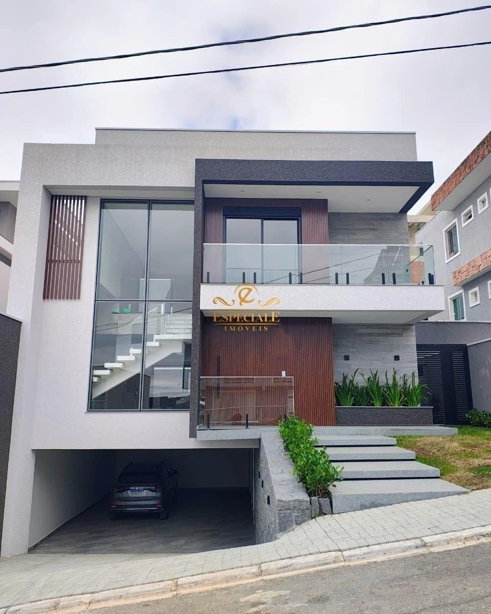 4-bedroom house with floor-to-ceiling windows