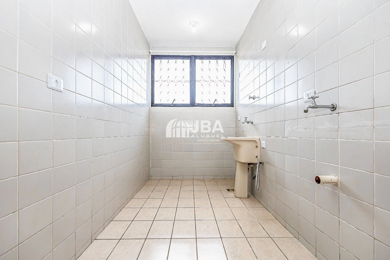 Wood or laminate floors in a 2-bedroom apartment, 68 m² — photo 4