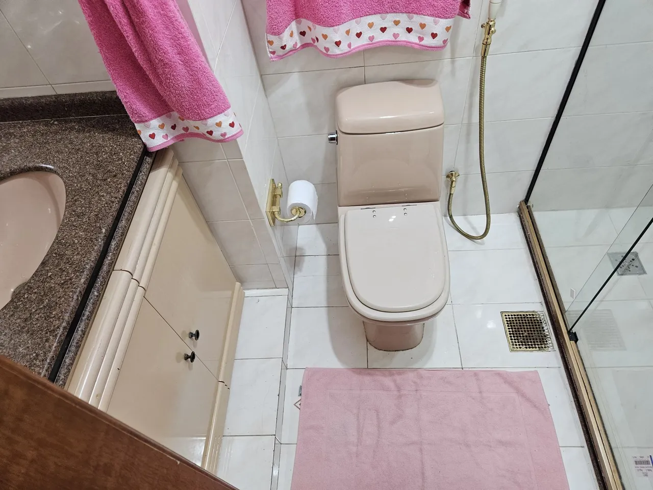 2-bedroom apartment in a building with a gym — photo 9