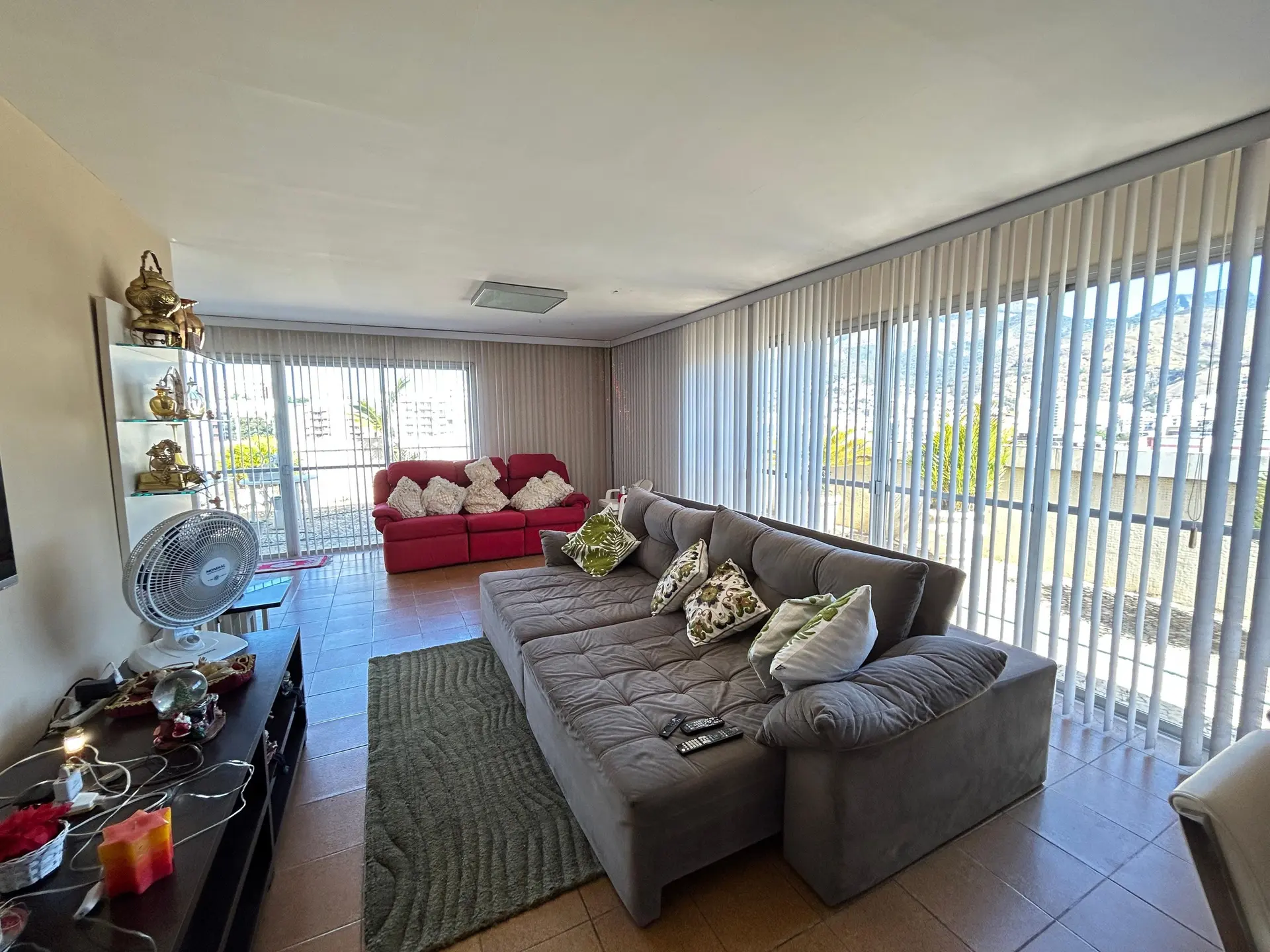 Furnished 4-bedroom rental apartment with 5 parking spaces