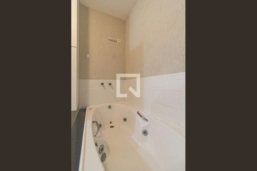 3-bedroom house with a walk-in closet in Curitiba — photo 53