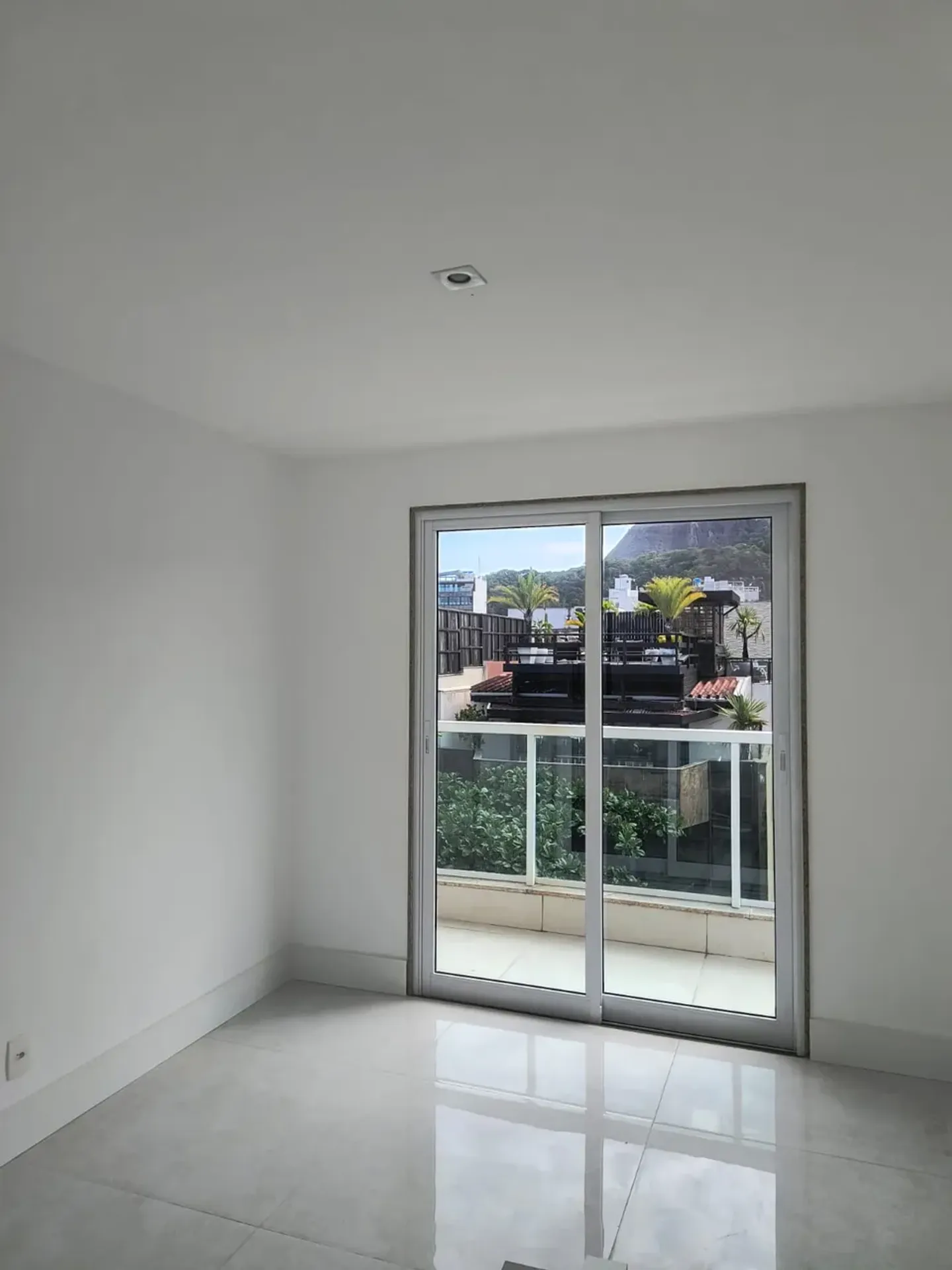 Rooftop apartment with 3 bedrooms and 1 bathroom — photo 11
