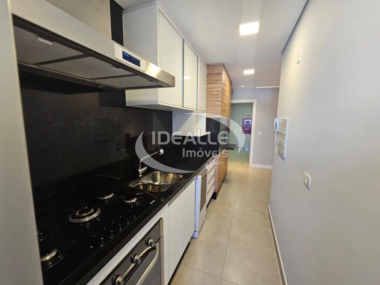 Apartment with 2 bedrooms and a glass-enclosed balcony — photo 12