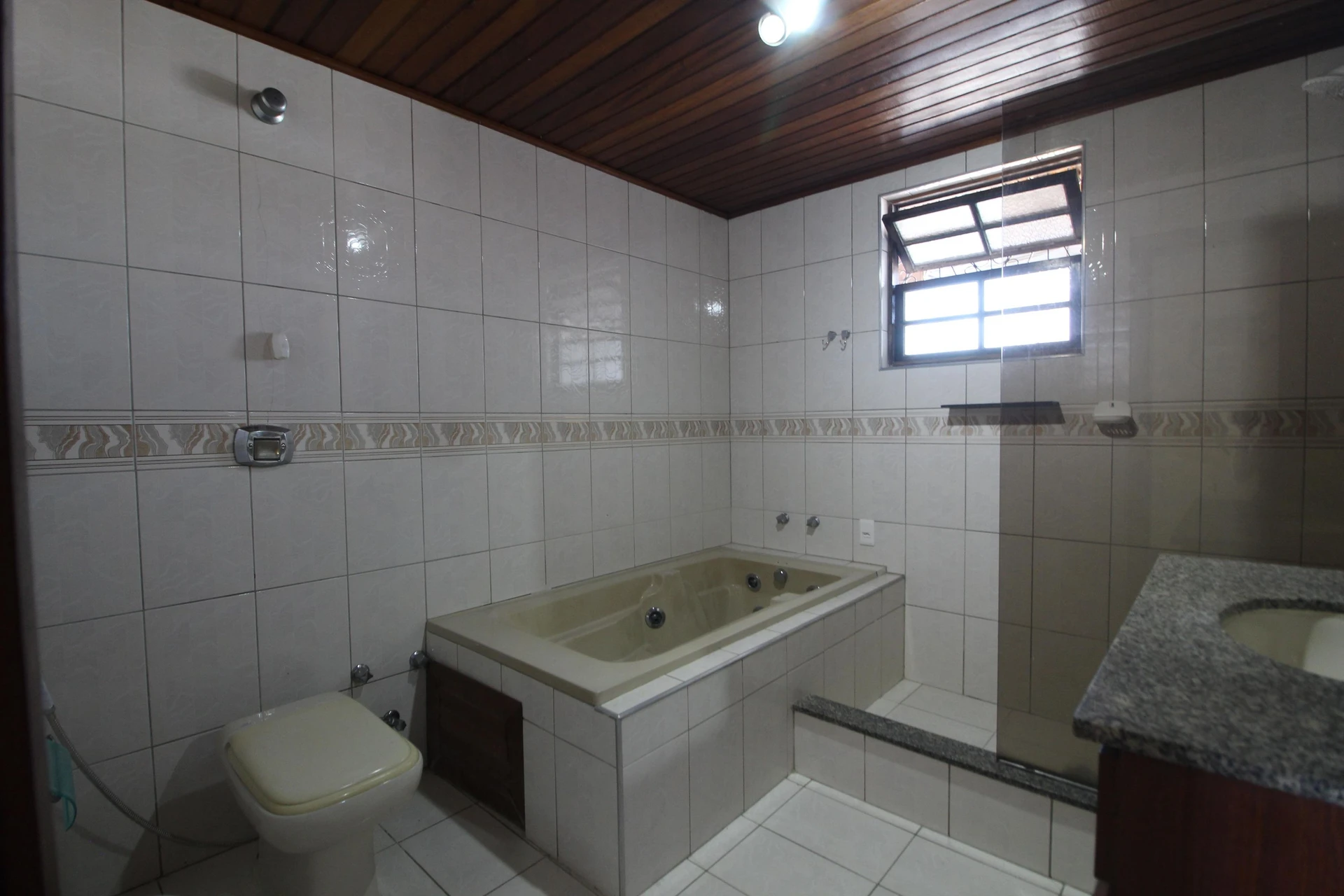 4-bedroom house with a bathtub in Rio de Janeiro — photo 13