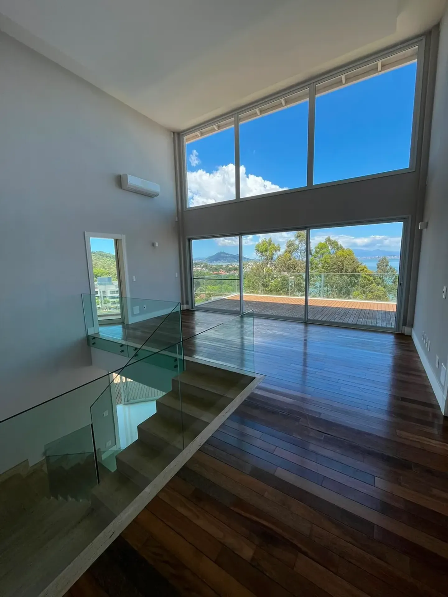 Casa de 1000 m² con vista al agua y chimenea — photo 6