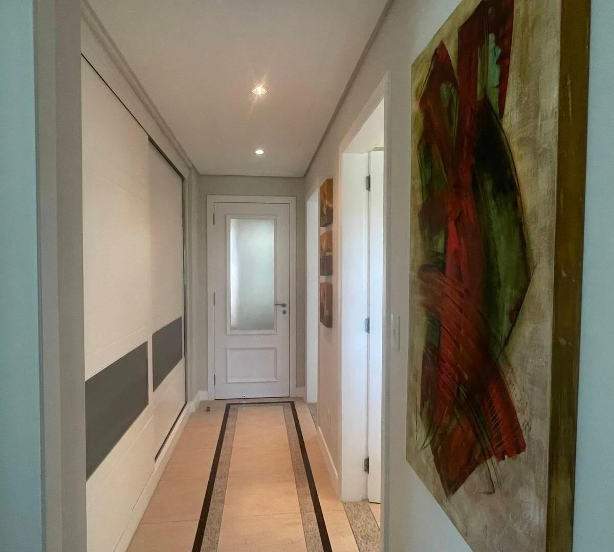 232 m² house with a walk-in closet and a bathtub — photo 36