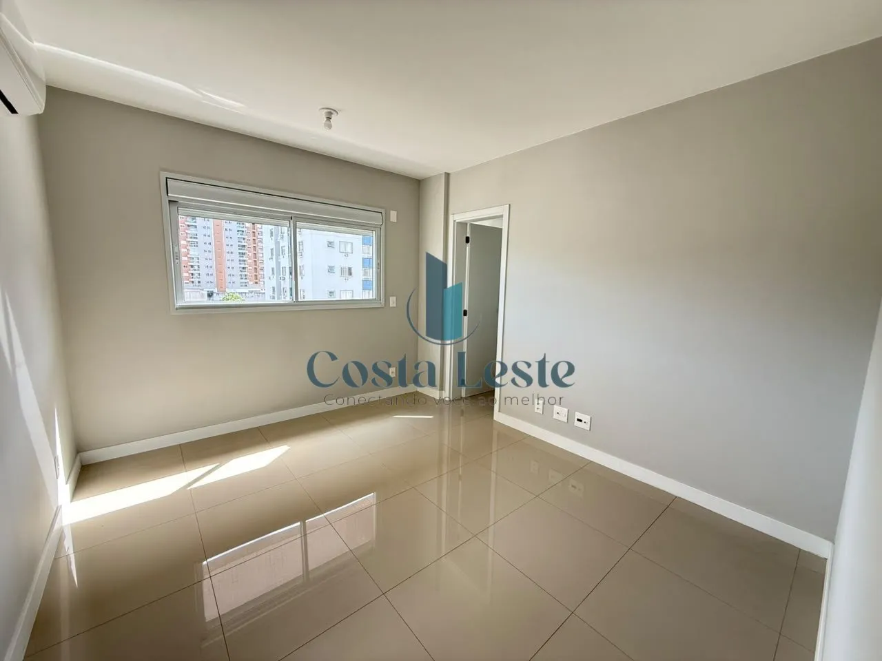 Balcony with a grill in a 2-bedroom apartment, 75 m² — photo 7