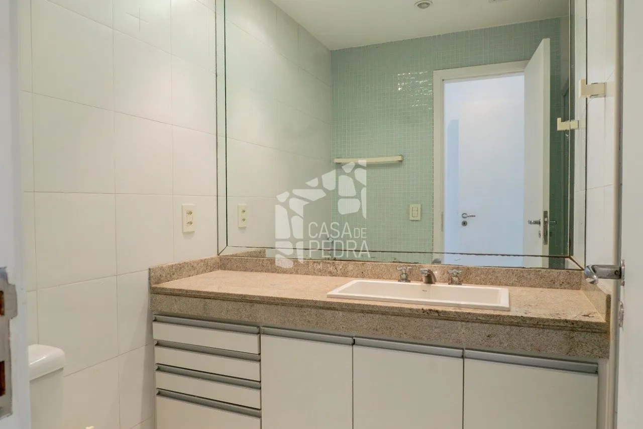 4-bedroom apartment with enclosed glass balcony — photo 57