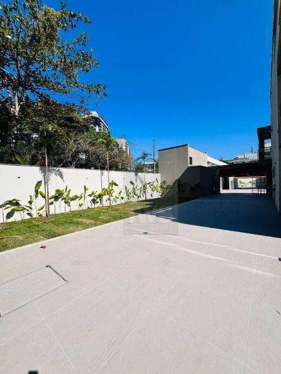 Modern house with 5 en-suite bedrooms and air conditioning — photo 25