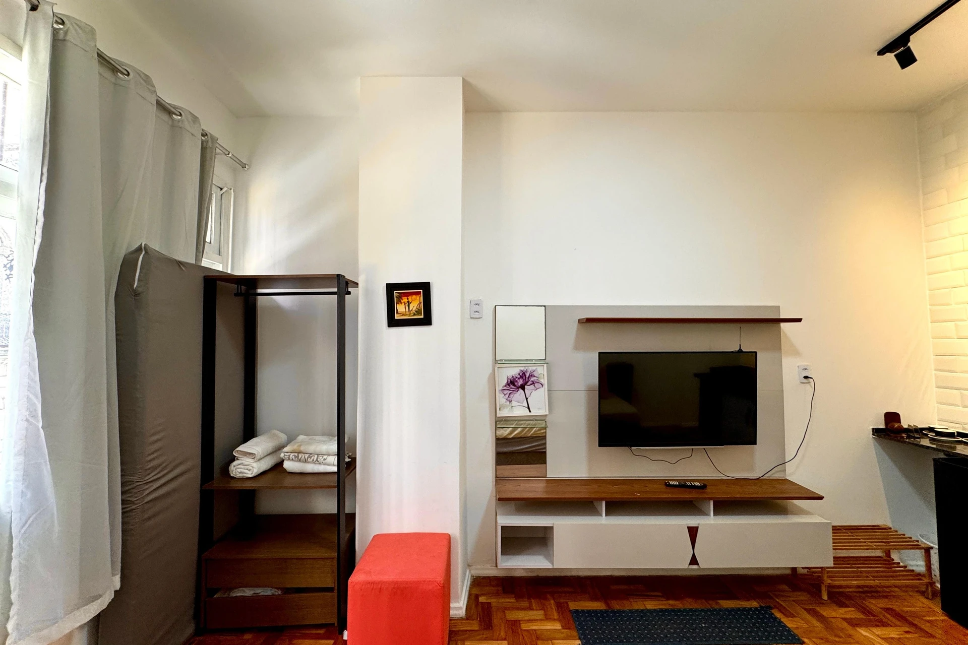 Furnished 1-bedroom apartment with pet-friendly policy — photo 12