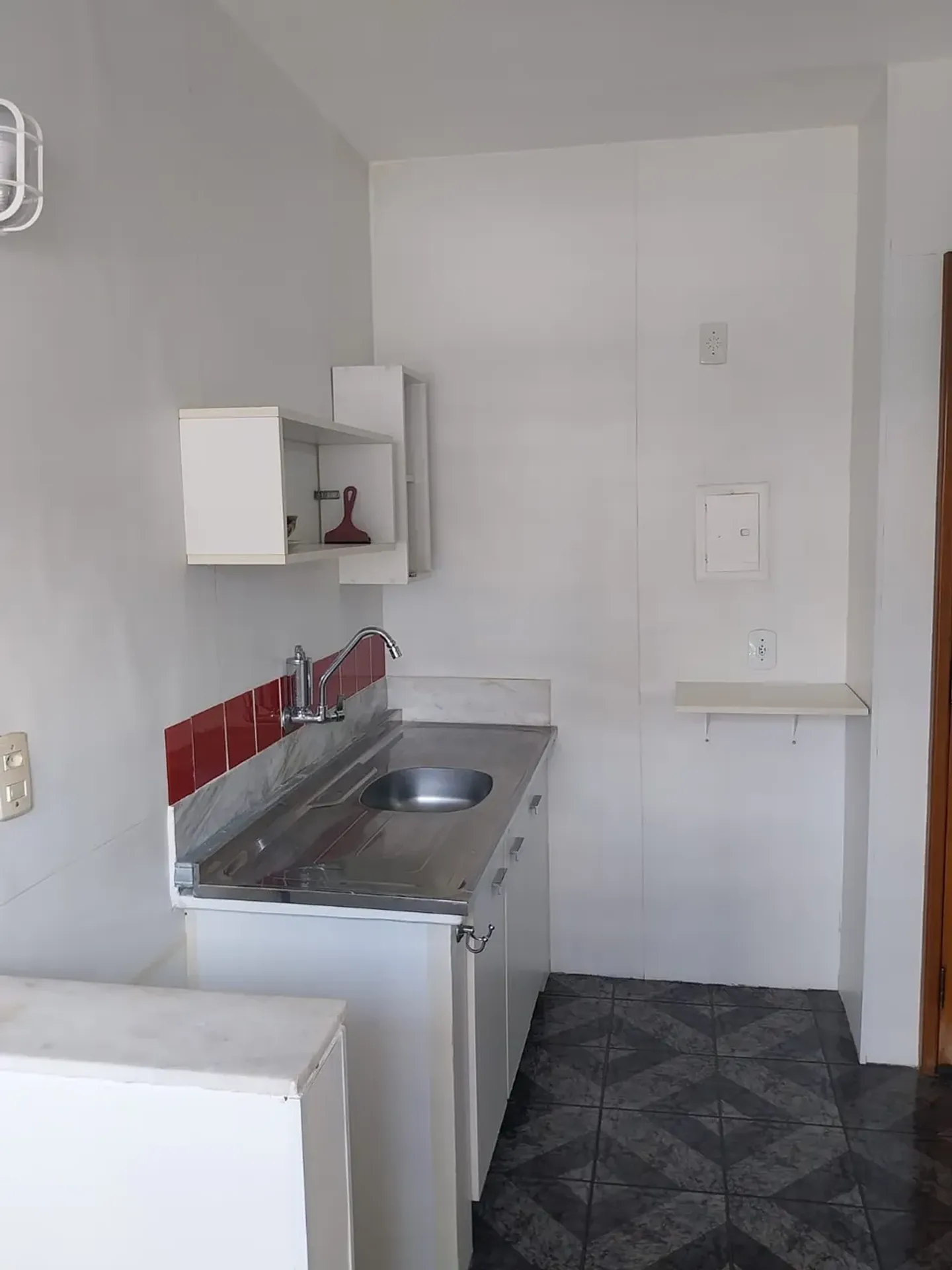 One-bedroom apartment with wood or laminate floors — photo 15