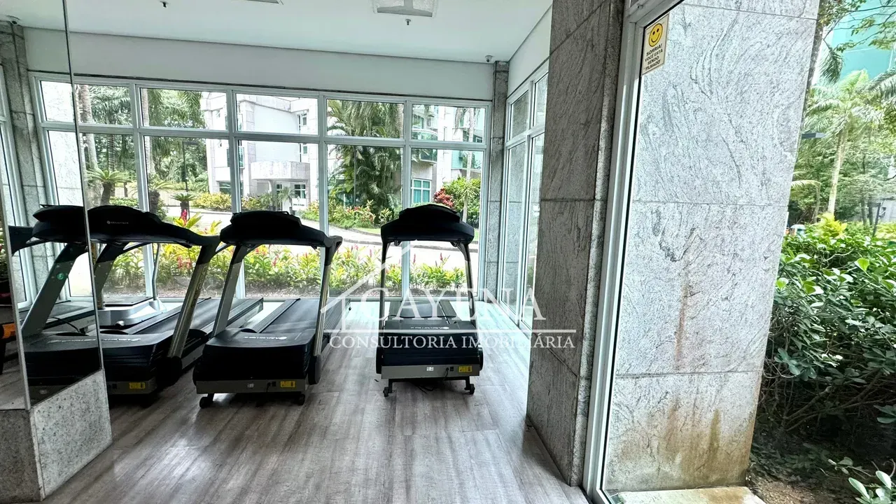 Furnished 4-bedroom apartment with glazed balcony — photo 29