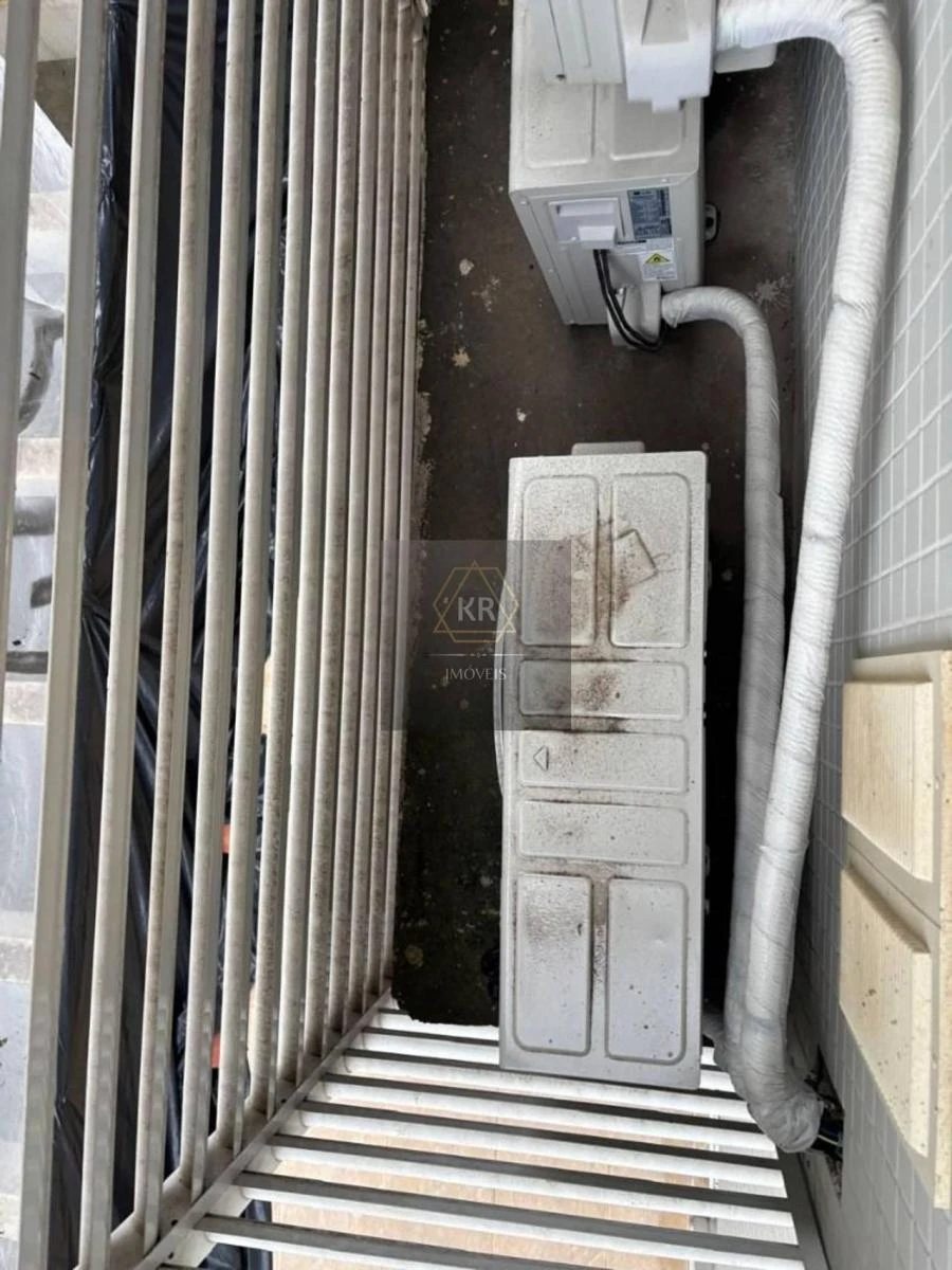 Glass-enclosed balcony in a 2-bedroom apartment, 60 m² — photo 37