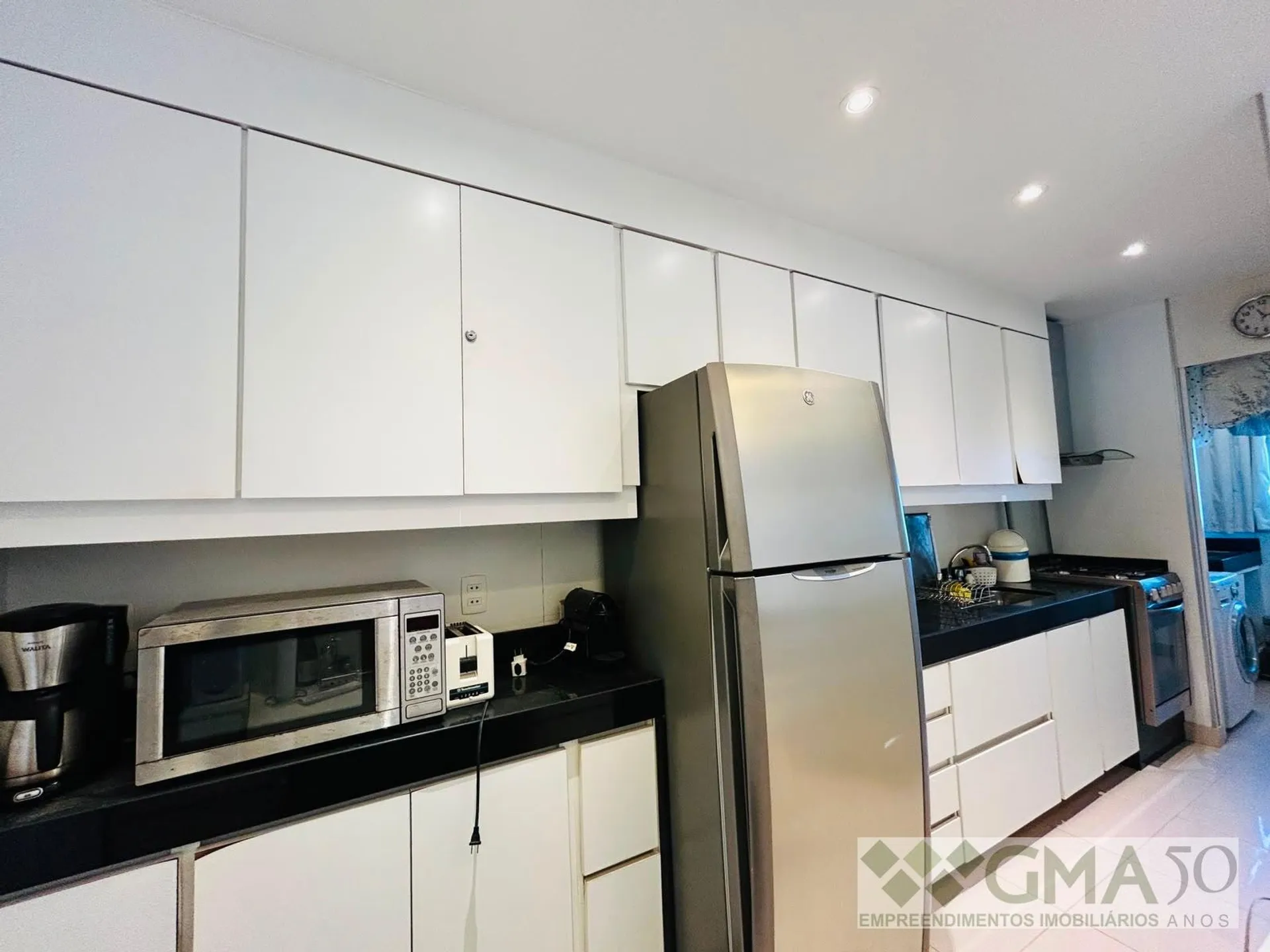 Furnished 1-bedroom apartment with open-plan kitchen — photo 21