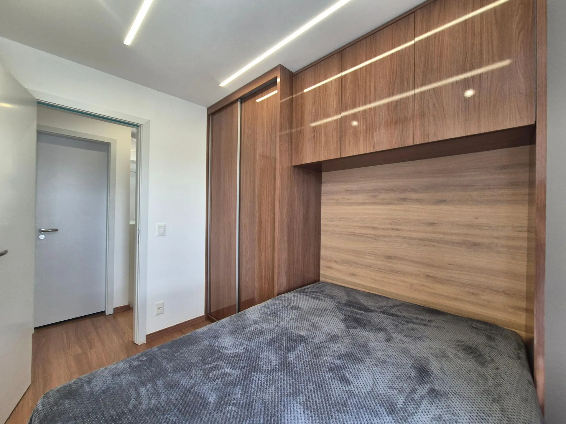 Furnished 2-bedroom apartment with enclosed balcony — photo 11
