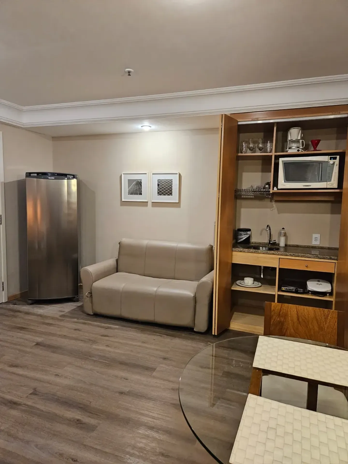 One-bedroom apartment with a home office