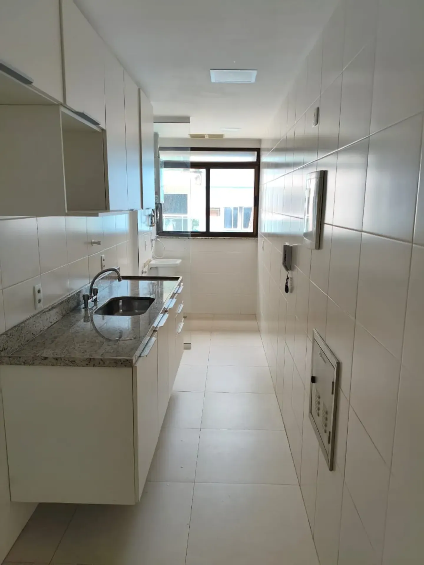 2-bedroom apartment in a building with a gym — photo 4