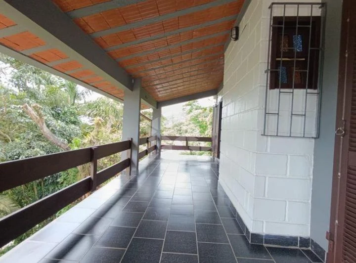 House with 3 bedrooms and shared BBQ area