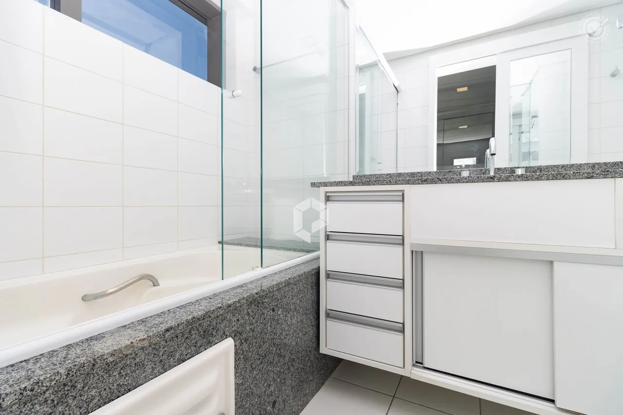 Furnished 1-bedroom apartment with city view — photo 12