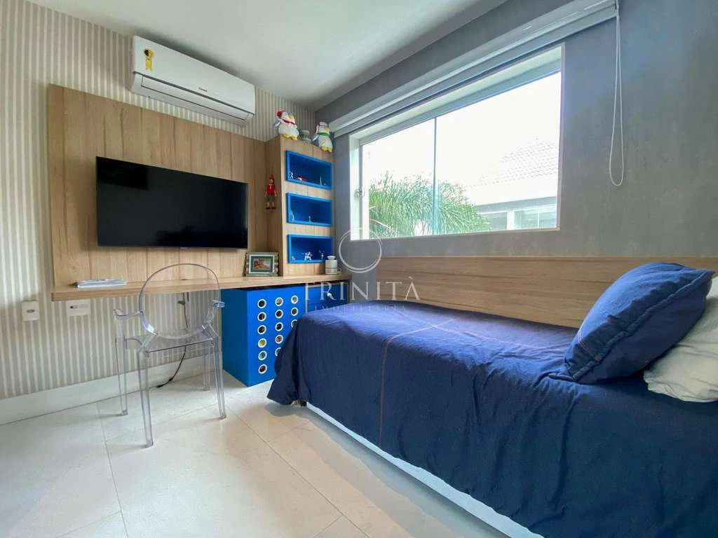 Furnished triplex home with 4 en-suite bedrooms — photo 5