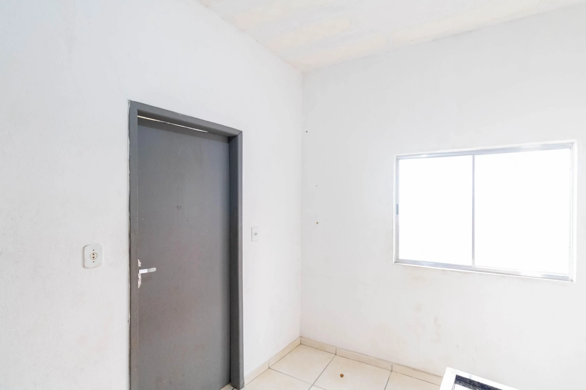 Studio with no parking, 1 bedroom and 1 bathroom