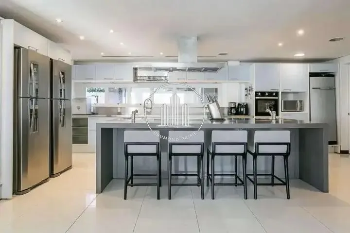 House with 6 en-suite bedrooms, 800 m² and 4 parking spots — photo 33