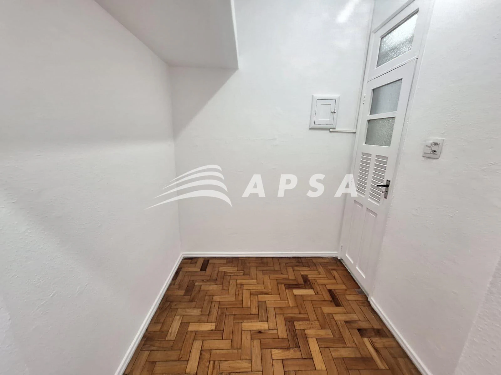 Wood or laminate floors in a 2-bedroom apartment, 62 m² — photo 11