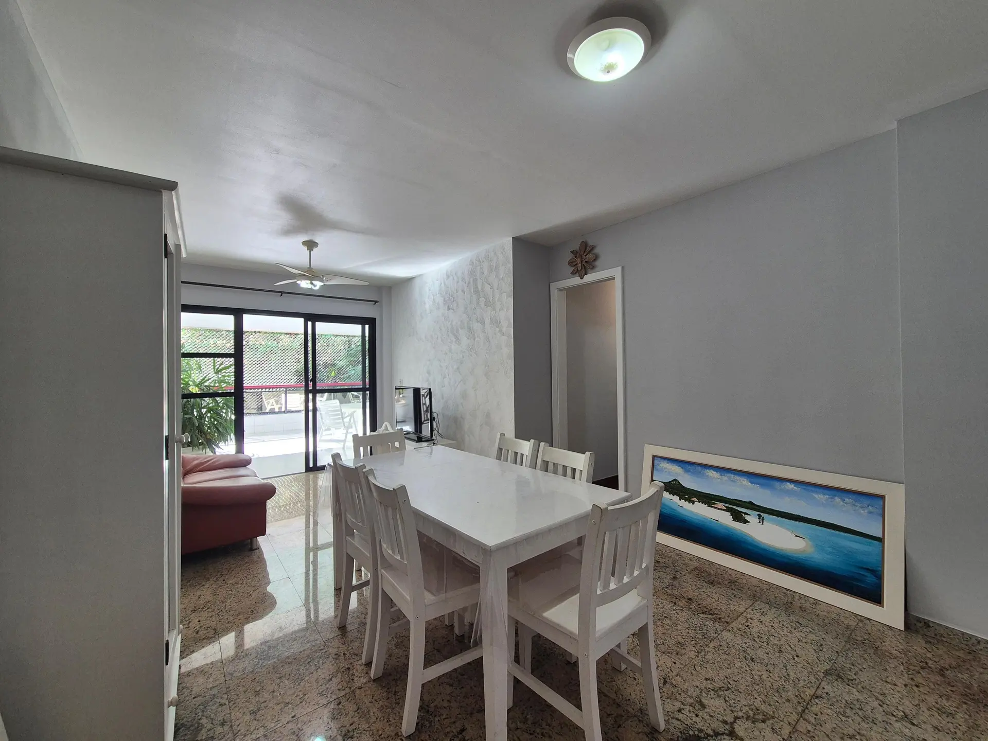 Apartamento mobiliado com 3 quartos e varanda