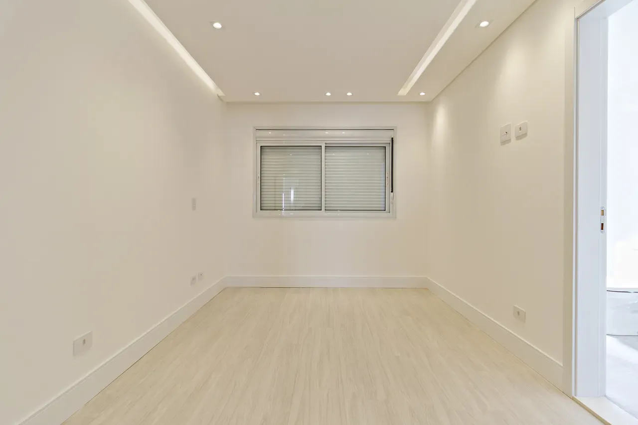 Balcony with a grill in a 4-bedroom apartment, 158 m² — photo 54