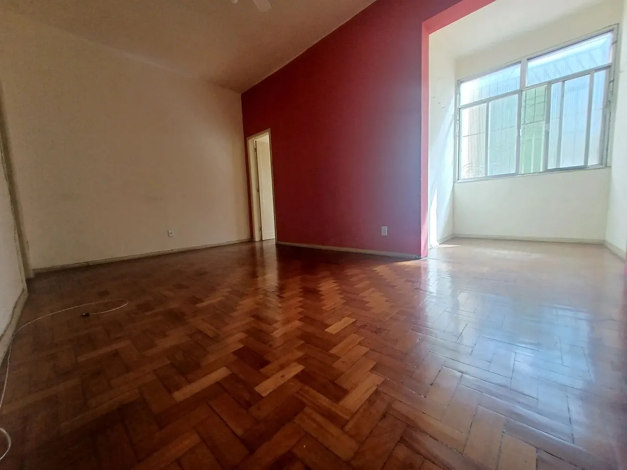 Apartamento sin amueblar de 2 habitaciones con suelo de madera — photo 9