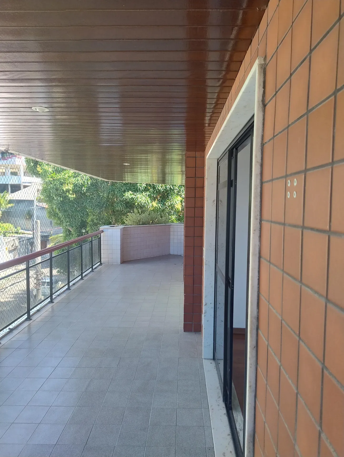 1st-floor apartment with 4 bedrooms, balcony and suite — photo 6