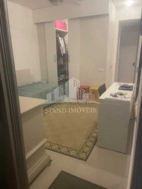 Balcony with a grill in a 2-bedroom apartment, 140 m² — photo 18