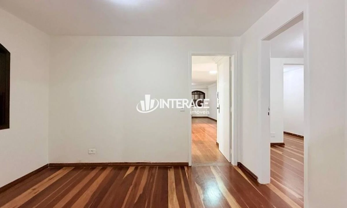 Wood or laminate floors in a 4-bedroom house, 200 m² — photo 18