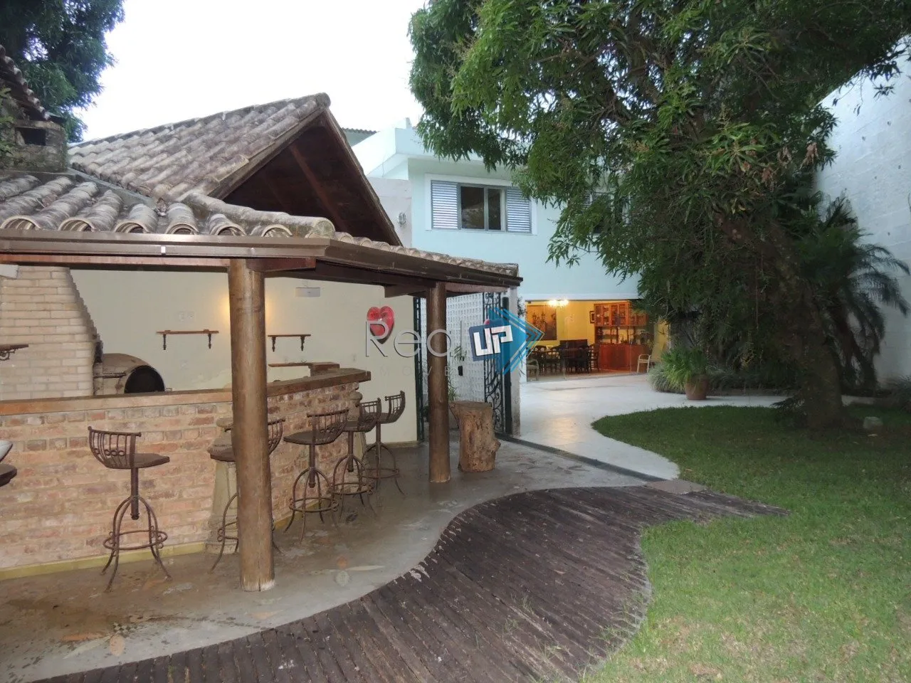 House with 3 bedrooms and 600 m² plus private BBQ terrace — photo 22