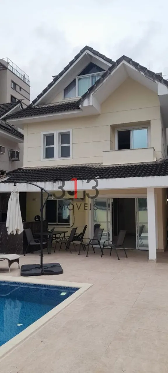 4-bedroom house with a bathtub — photo 12