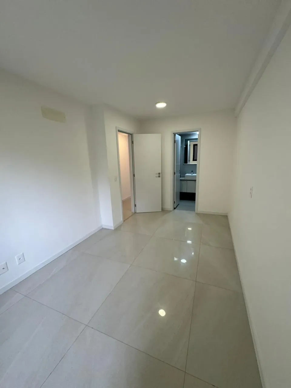 Unfurnished apartment with 3 bedrooms and 4 bathrooms — photo 7