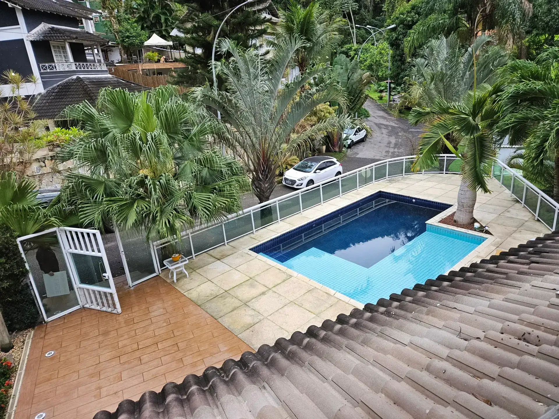 6 quartos e janelas do piso ao teto: casa de 504 m² — photo 57