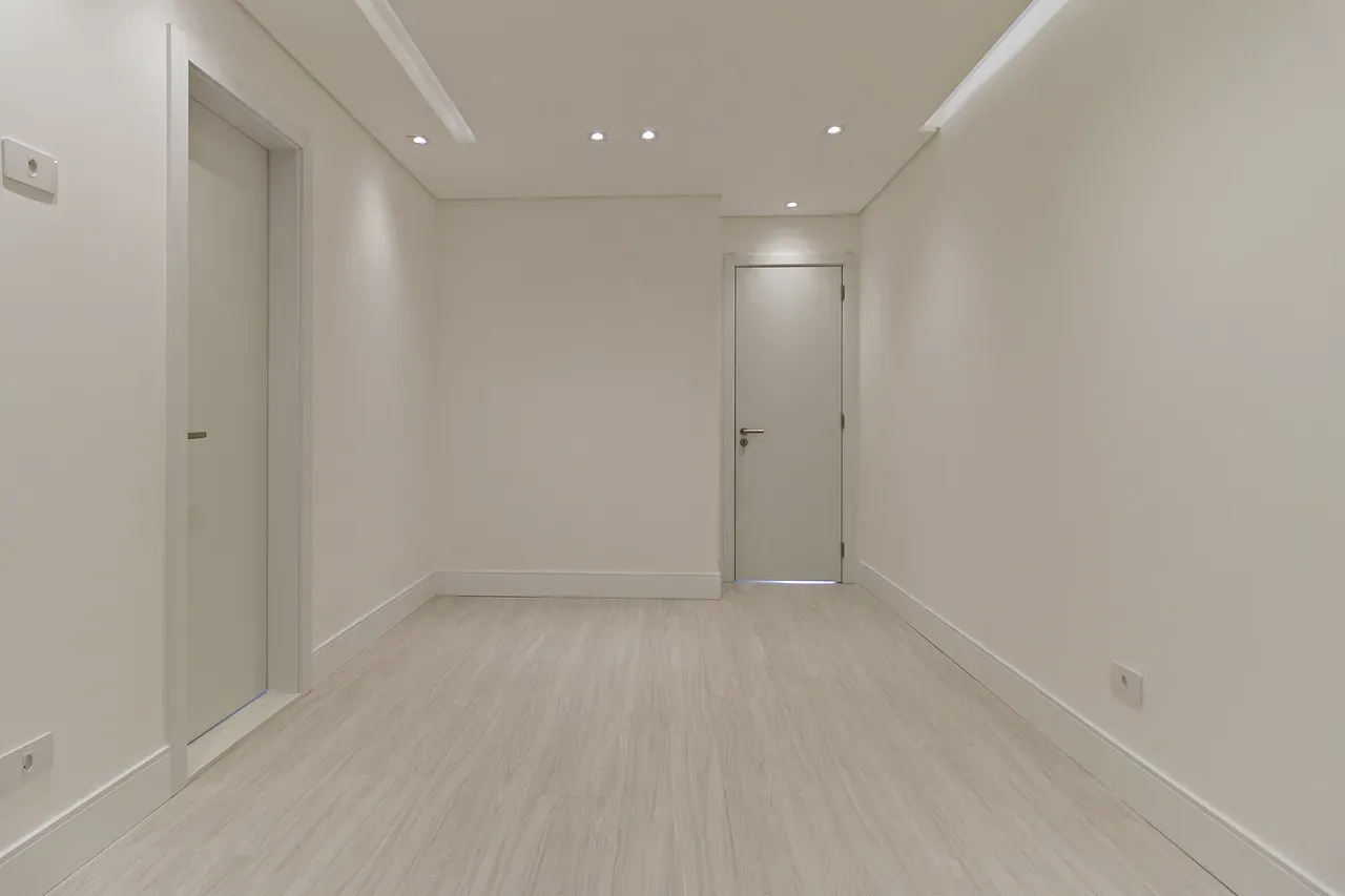 Balcony with a grill in a 4-bedroom apartment, 158 m² — photo 53