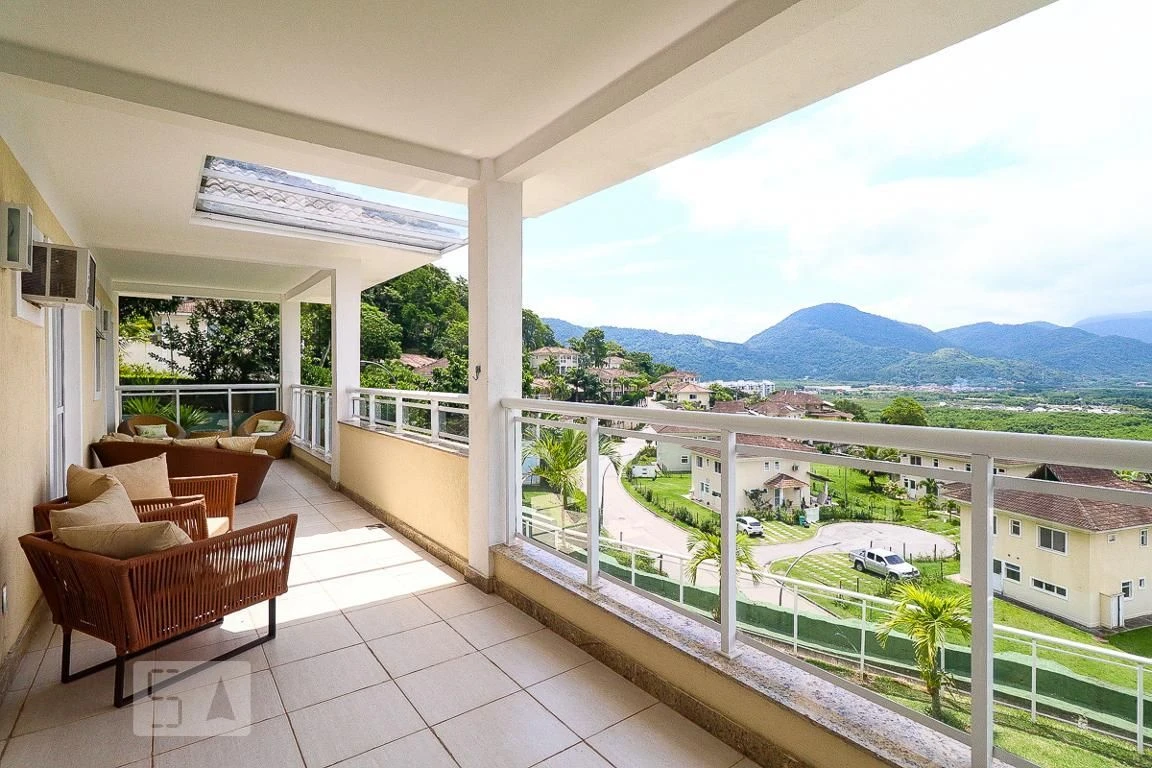 Private pool in a 4-bedroom house, 450 m²