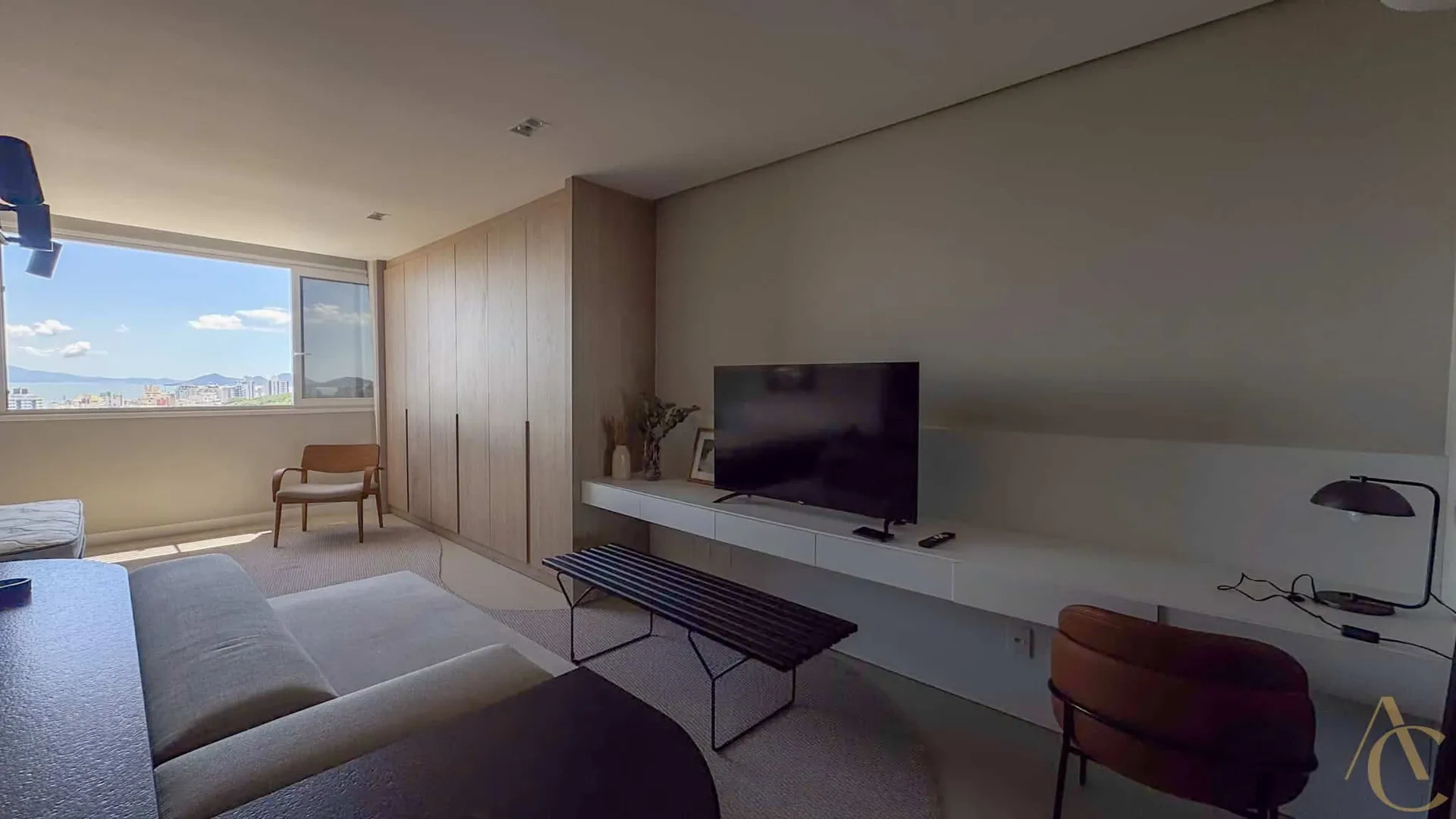 Furnished studio with integrated kitchen and 1 bathroom — photo 28