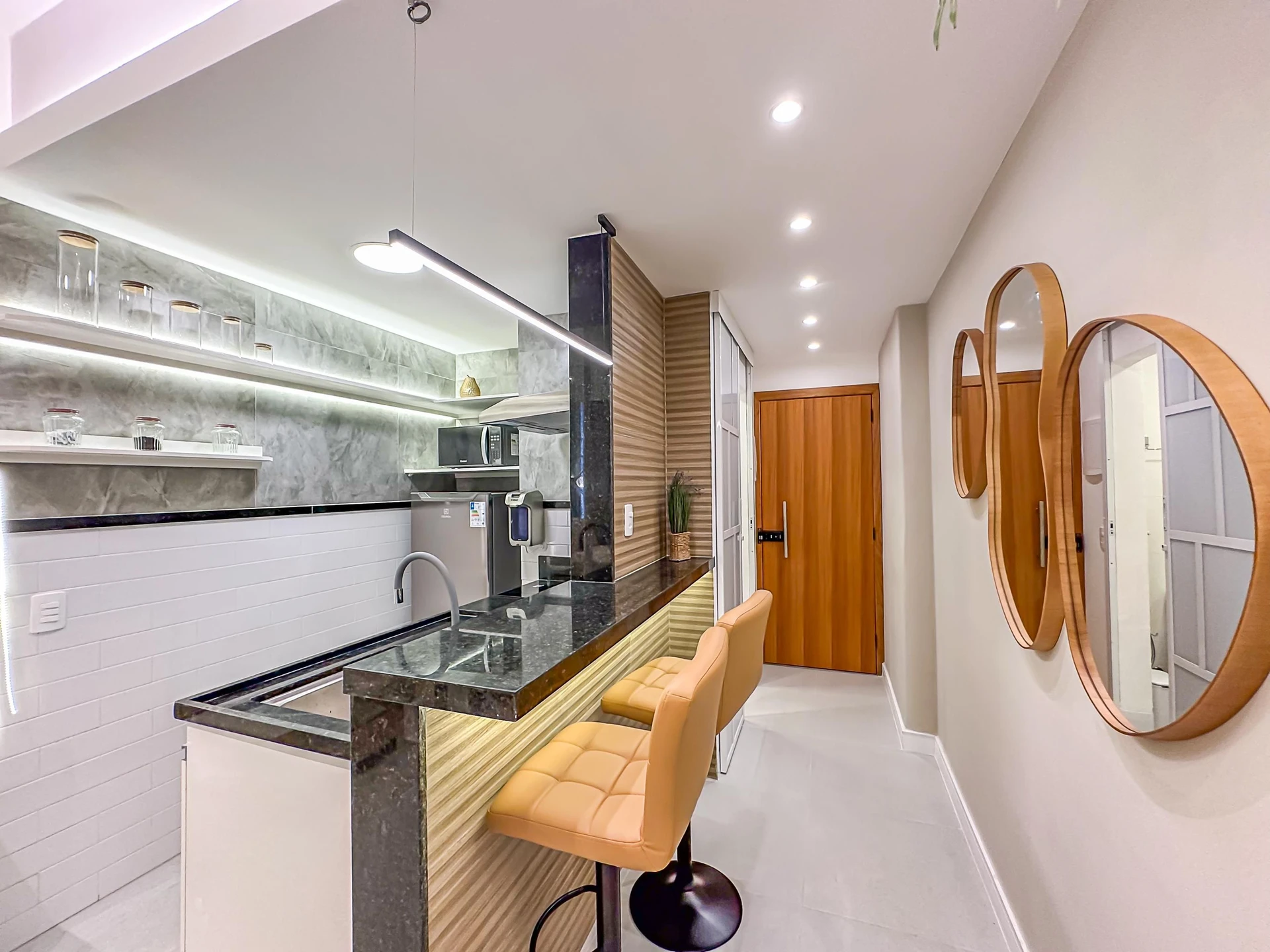 Furnished 1-bedroom apartment with an open-plan kitchen — photo 21