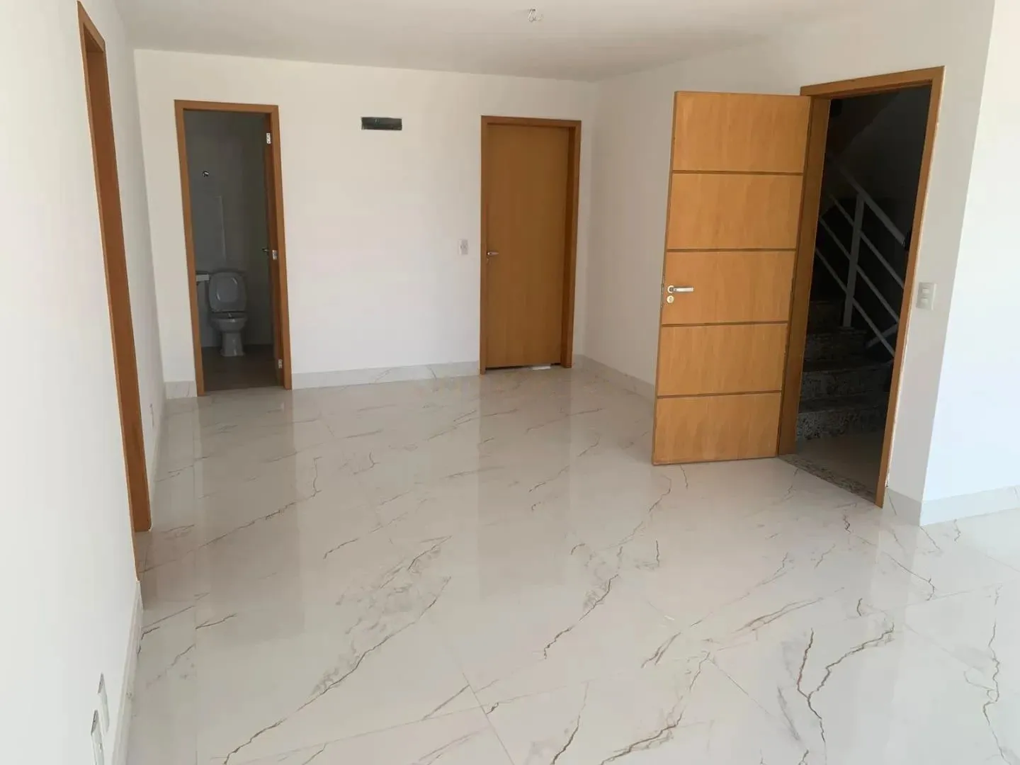 Glass-enclosed balcony in a 4-bedroom apartment, 240 m² — photo 7